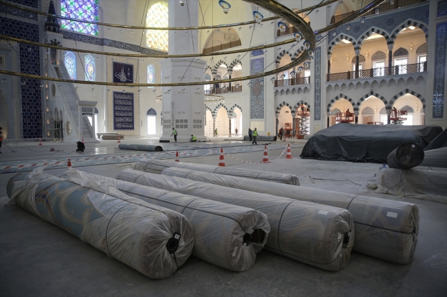 Çamlıca Camii'nin özel tasarım halıları serilmeye başlandı